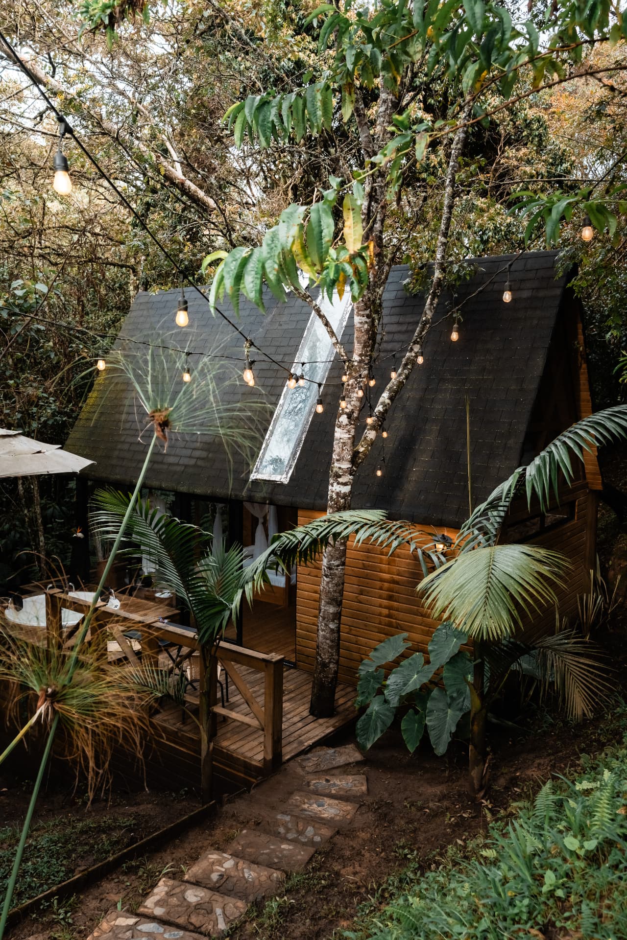 Exterior de la cabaña Madriguera entre la vegetación del bosque