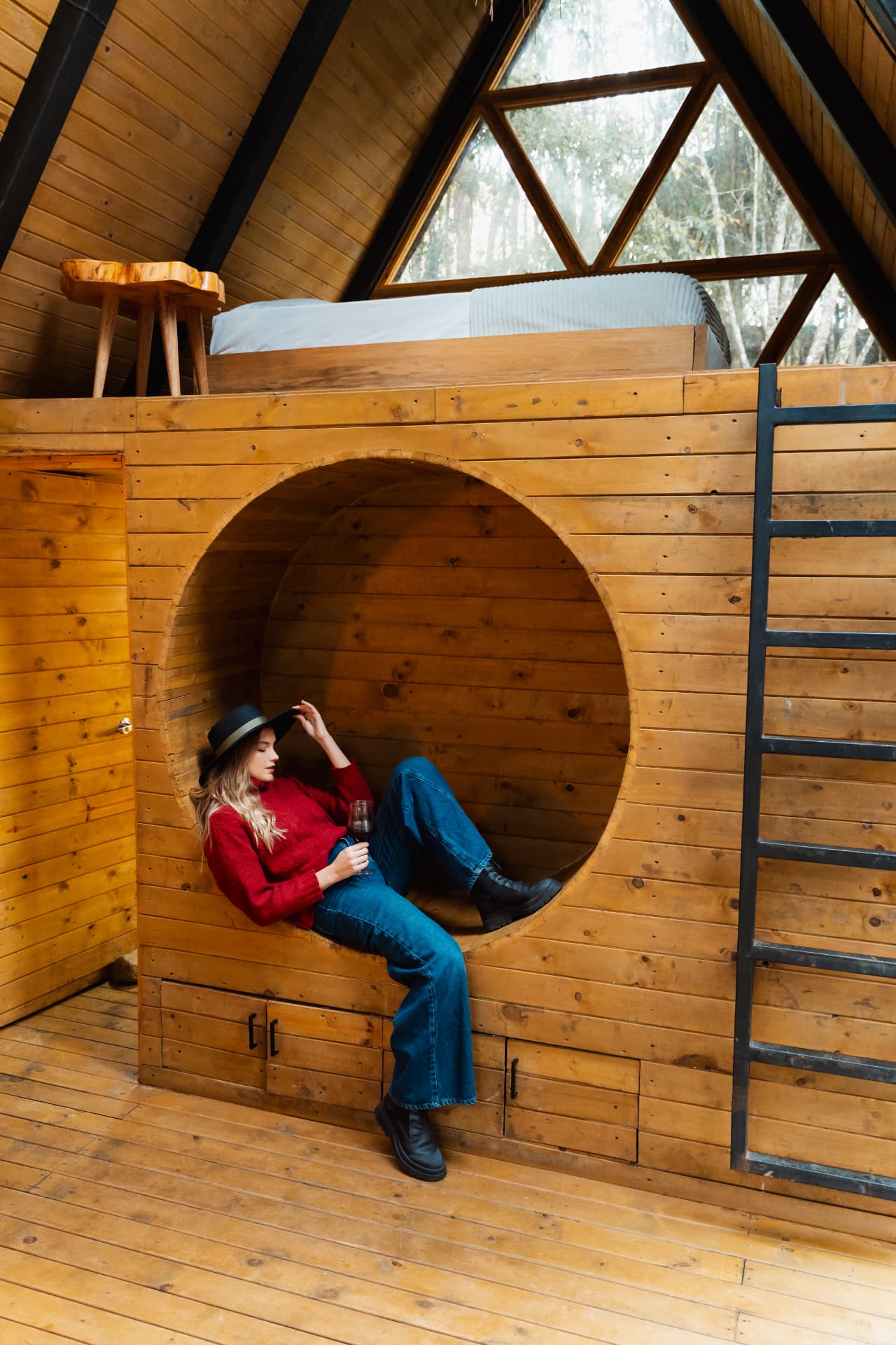 Rincón circular de madera en la cabaña Madriguera