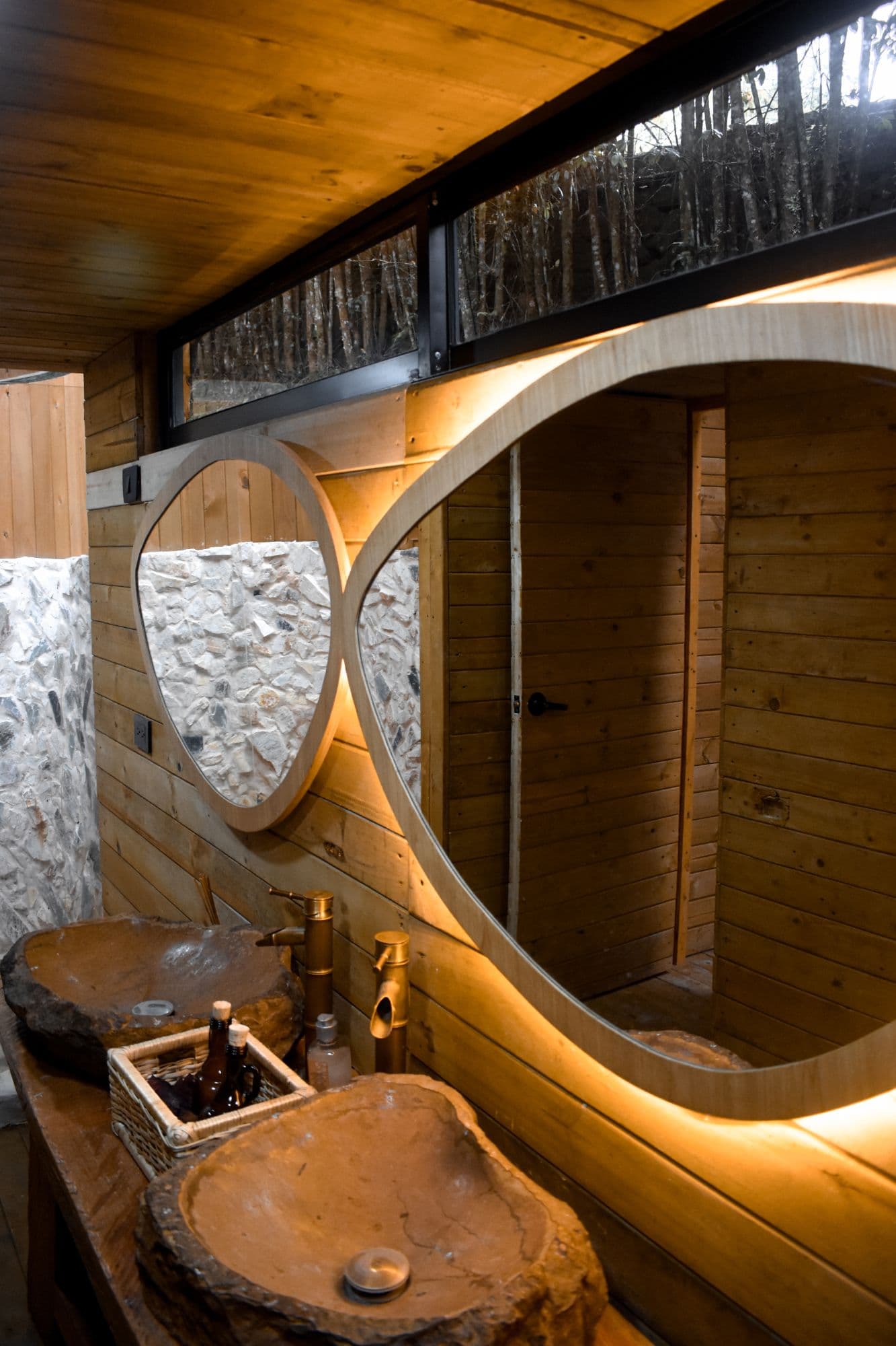 Diseño en madera y piedra viva